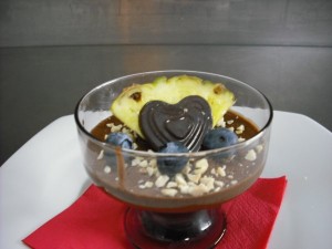budino al cioccolato guarnito con ananas e cuor di cioccolato